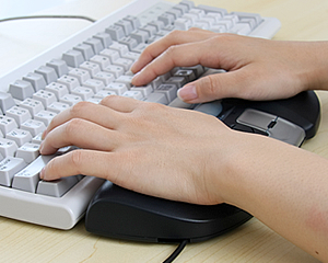 手を移動しなくても、マウスとキーボードを同時に操作できる