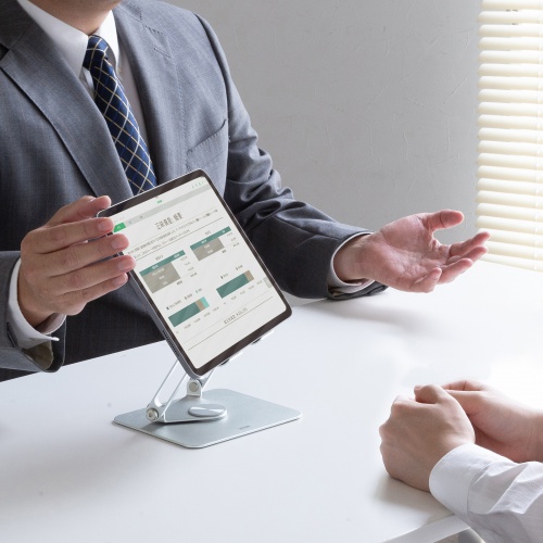 ��ʂ��T�b�Ƃ��q�l�֌����āA�ڋq���X�}�[�g��