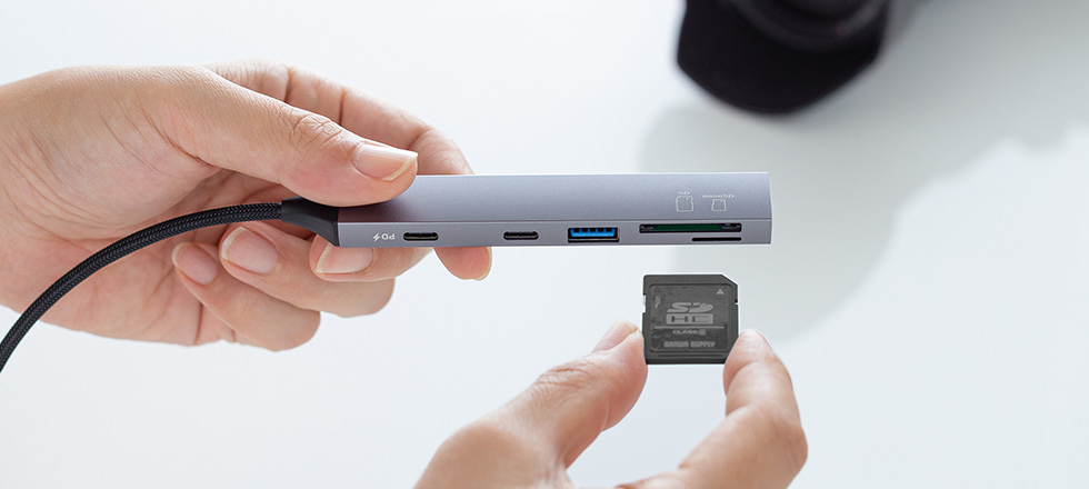 USB A�~1�AType-C�~2�A�J�[�h���[�_�[2��𓋍�