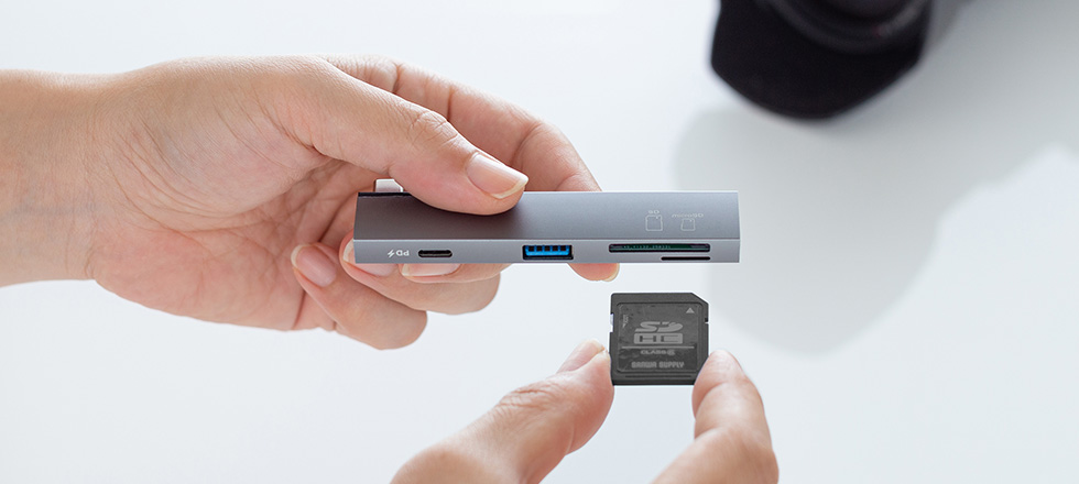 USB A�~1�AType-C�~1�A�J�[�h���[�_�[2��𓋍�