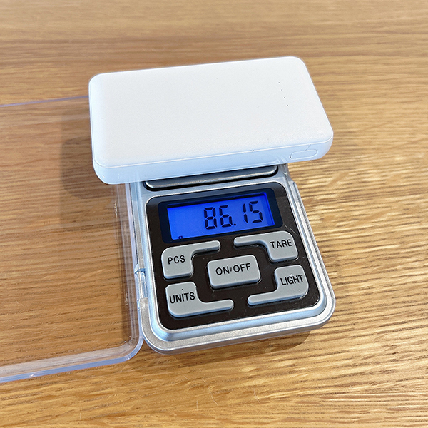 サイズも容量もちょうどイイ!持ち歩きに最適な小型モバイルバッテリー