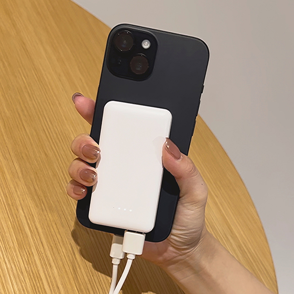 サイズも容量もちょうどイイ!持ち歩きに最適な小型モバイルバッテリー