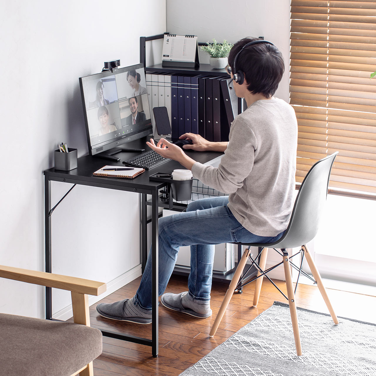 部屋に合わせやすいシンプルな見た目のシェフルデスク。欲しいものがすぐ手が届く構造で、収納力も抜群。クランプ製品が取り付けできるパソコンデスク。の販売商品  | 通販ならサンワダイレクト