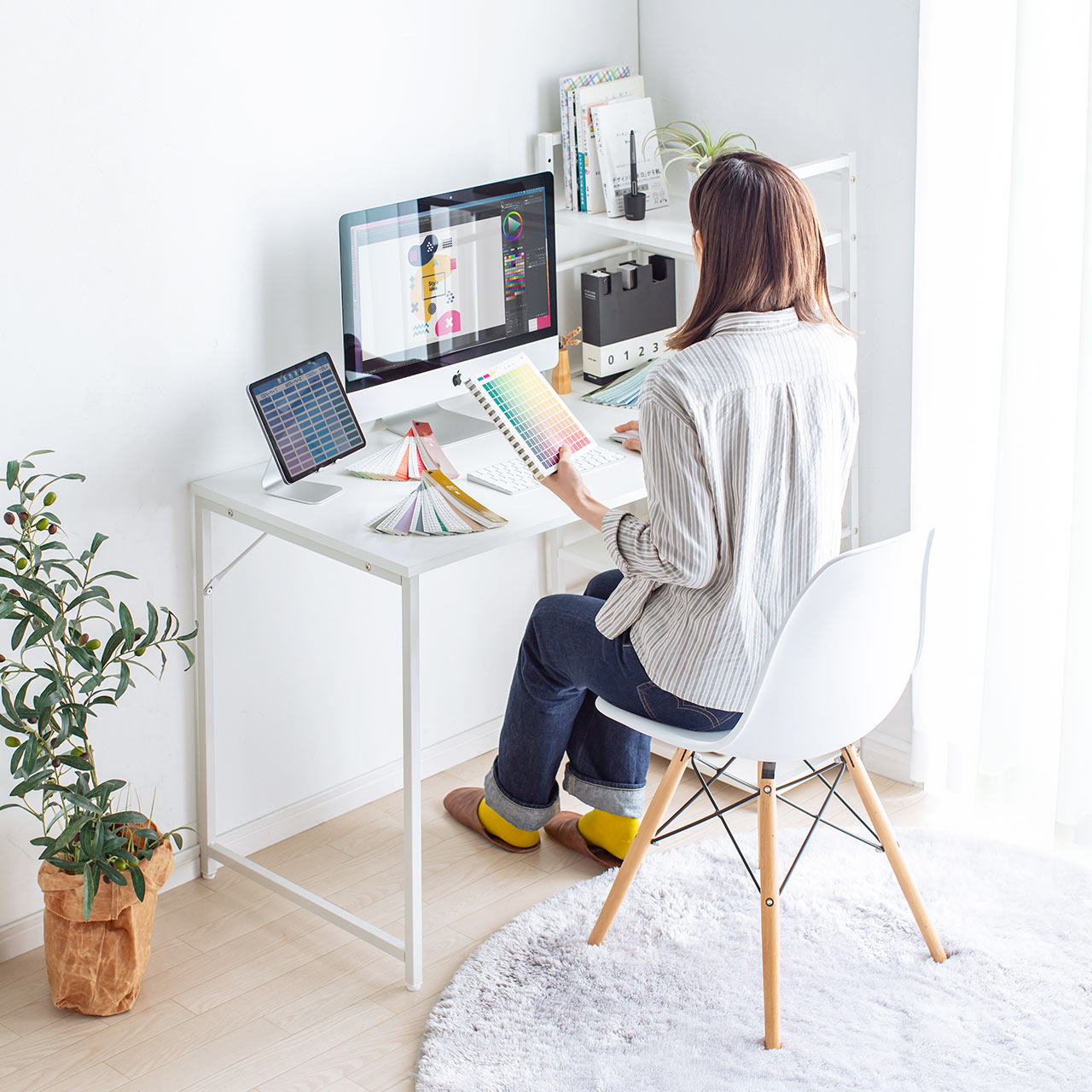 部屋に合わせやすいシンプルな見た目のシェフルデスク。欲しいものが 